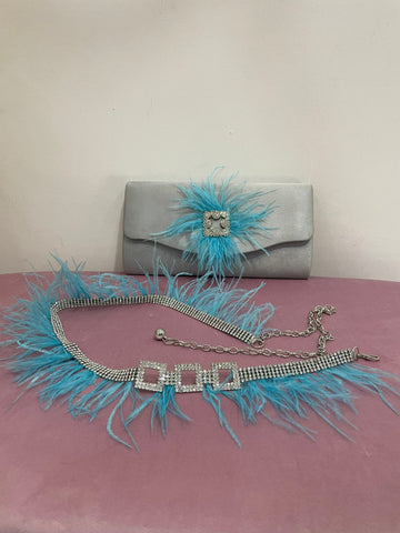 Pochette argento con piume turchese