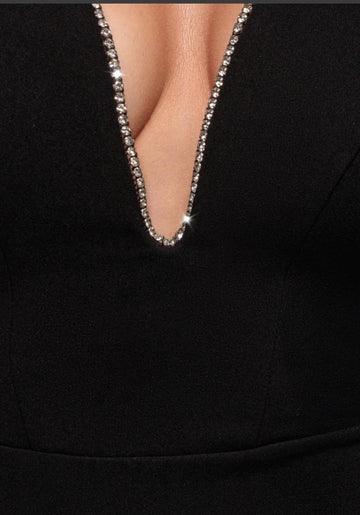 Abito con scollo profondo