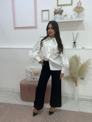 Camicia con manica rouches e gioiello