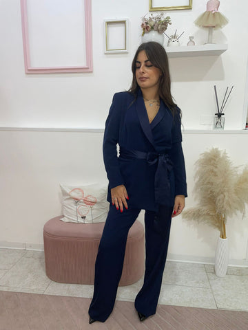 Tailleur con profilo in raso