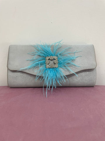 Pochette argento con piume turchese